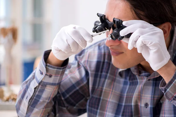 Jonge mannelijke juwelier in werkplaats — Stockfoto