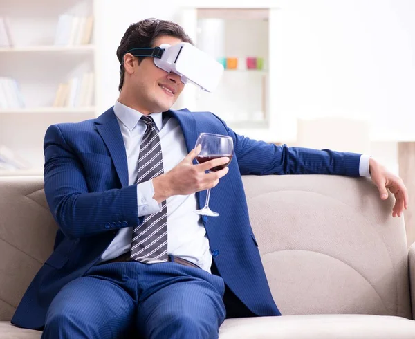 Empresario bebiendo vino sentado en casa — Foto de Stock