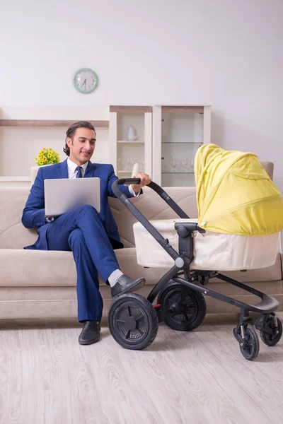 Jovem empresário cuidando do bebê — Fotografia de Stock