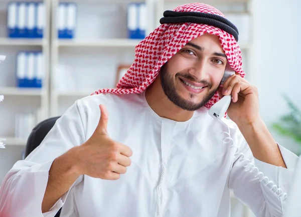 Арабський бізнесмен, який працює в офісі, виготовляє документи з Пі. — стокове фото
