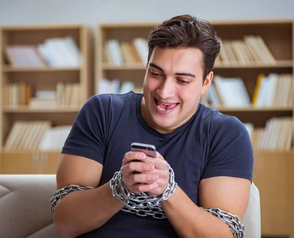 Hombre que sufre de adicción a la dependencia del teléfono — Foto de Stock