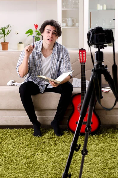 Mladý kytarista nahrávání videa pro jeho blog — Stock fotografie