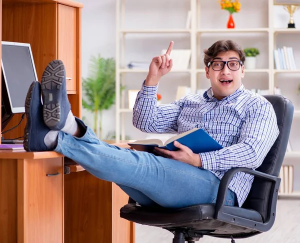 Giovane studente al tavolo del computer — Foto Stock