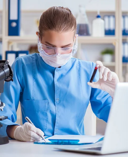 Kvinnlig forskare som utför ett experiment i ett laboratorium — Stockfoto