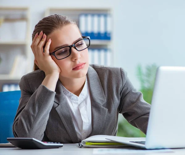 Junge Geschäftsfrau Buchhalterin arbeitet im Büro — Stockfoto