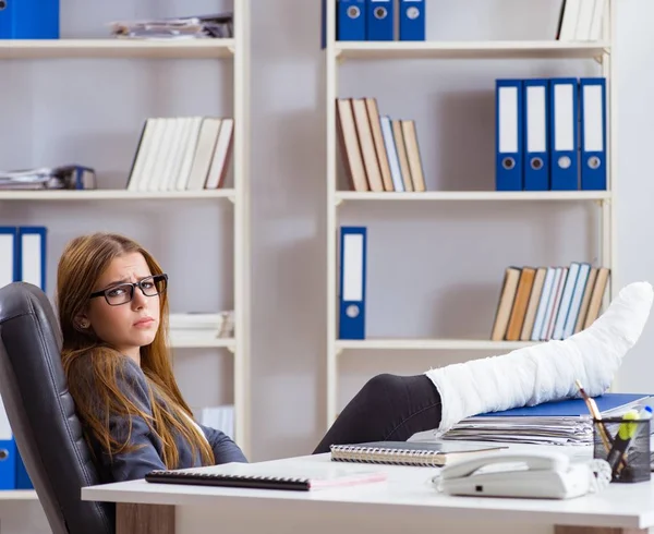 Busiesswoman werknemer met gebroken been in het kantoor — Stockfoto