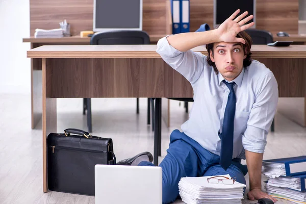 Junge männliche Mitarbeiter und zu viele Arbeit im Büro — Stockfoto