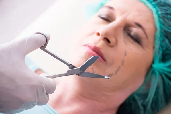 Alte Frau besucht männlichen Arzt für plastische Chirurgie — Stockfoto