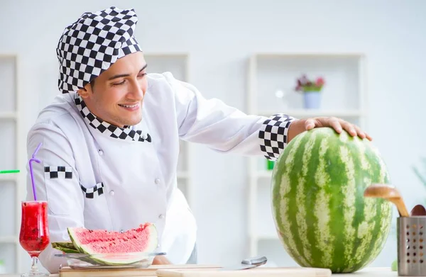 Cozinheiro masculino com melancia na cozinha — Fotografia de Stock