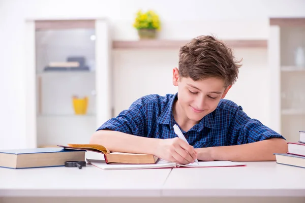 Ungen förbereder sig för skolan hemma — Stockfoto