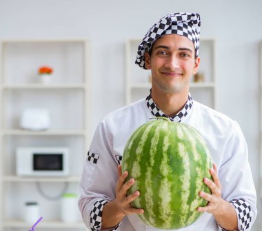 Mutfakta karpuzlu bir erkek aşçı.