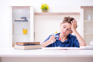 Çocuk evde okula hazırlanıyor.