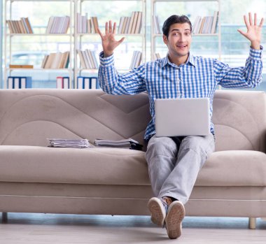 Bilgisayarlı beyaz öğrenci üniversite sınavlarına hazırlanıyor.