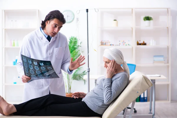 Giovane medico maschio e paziente oncologico femminile — Foto Stock