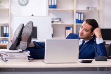 Ofiste çalışan genç bir iş adamı.