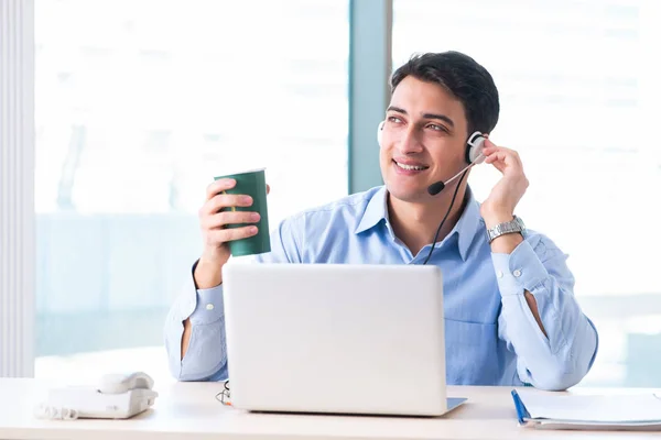 Operatore di call center maschile nel concetto di business — Foto Stock