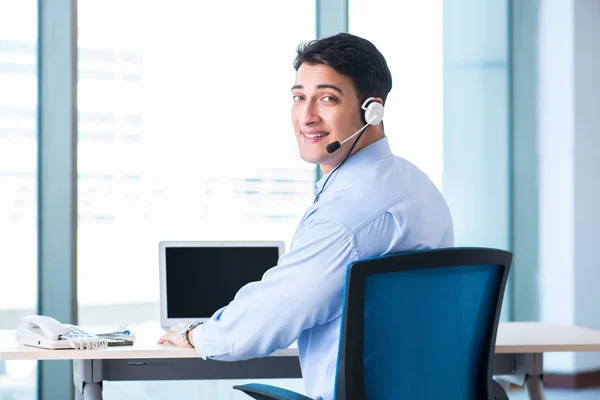 Manliga call-center operatör i affärsidé — Stockfoto