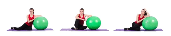 Mladá žena s míčkem cvičení na bílé — Stock fotografie