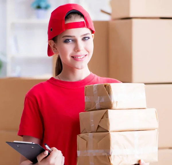 Junge Frau arbeitet im Paketverteilzentrum — Stockfoto