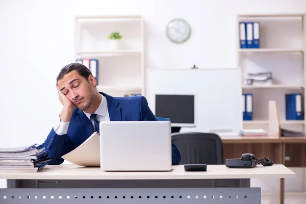 Jeune homme d'affaires travaillant dans le bureau — Photo