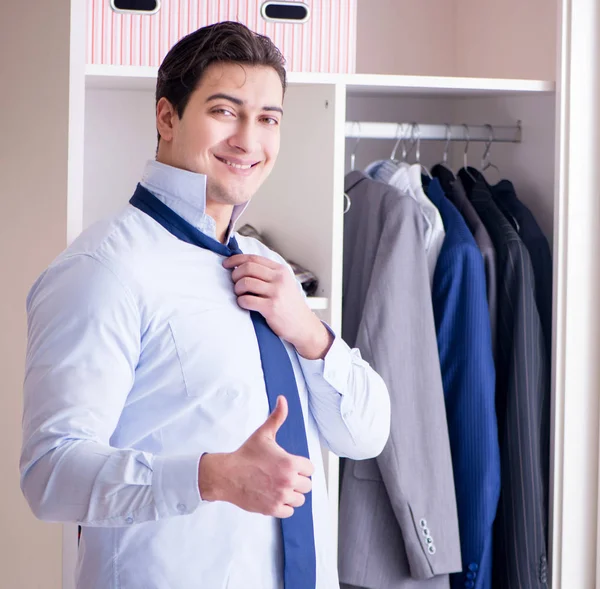若い男ビジネスマンは仕事のために服を着て — ストック写真