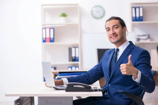 Junger männlicher Geschäftsmann arbeitet im Büro — Stockfoto
