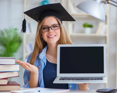 Evde sınava hazırlanan genç kız öğrenci.