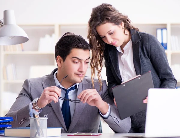 El jefe infeliz teniendo una charla con su secretaria —  Fotos de Stock