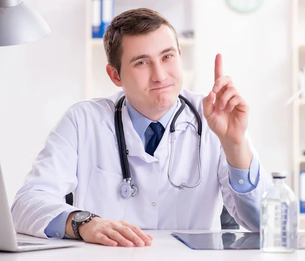 Médico masculino olhando para os resultados do laboratório no hospital — Fotografia de Stock