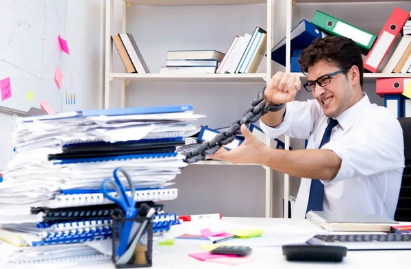 Empregado ligado e acorrentado à sua mesa com corrente — Fotografia de Stock