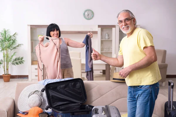 Pareja mayor preparándose para viajar de vacaciones —  Fotos de Stock