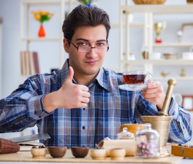 Yeni demler deneyen profesyonel çay uzmanı.