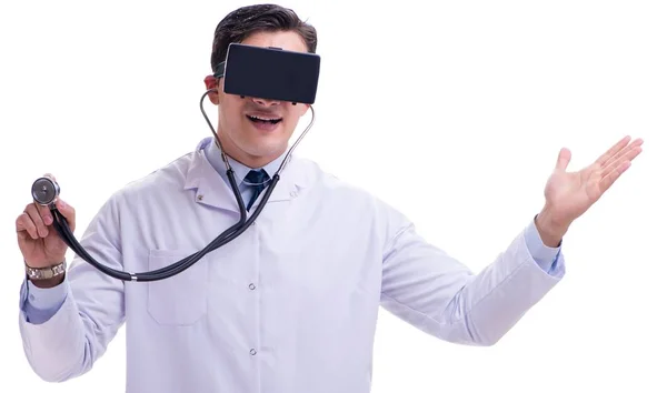 Médico vestindo um vr realidade virtual headset isolado em branco ba — Fotografia de Stock