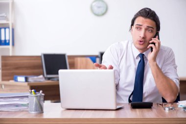 Ofiste çalışan genç bir iş adamı.