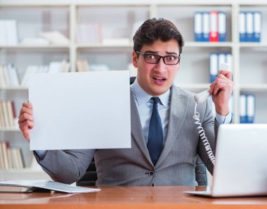 Ofisteki işadamı elinde boş bir mesaj panosu tutuyor.