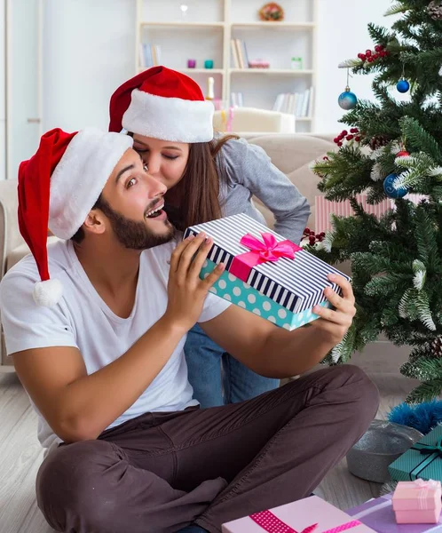 Petite amie et petit ami ouvrant cadeaux de Noël — Photo