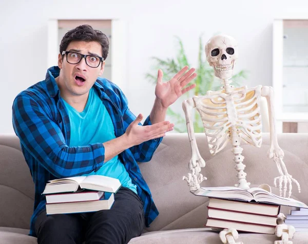 Estudante estudando com esqueleto se preparando para exames — Fotografia de Stock