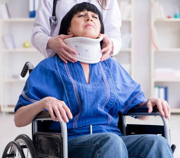 Senior woman with neck injury at doctors — Stock Photo, Image