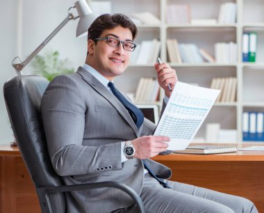 Ofiste çalışan genç bir işadamı.