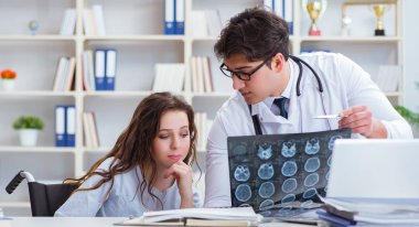 Doktor hastanın röntgen görüntüsü hakkında kötümser hissediyor