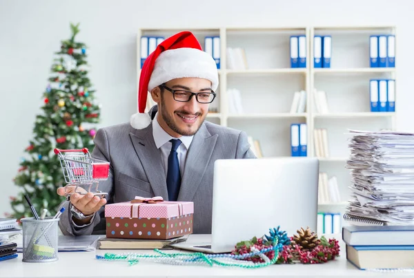 Genç işadamı Noel 'i ofiste kutluyor. — Stok fotoğraf