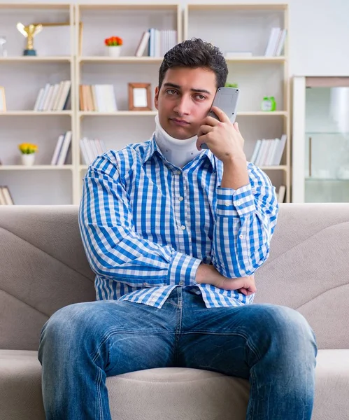 Man met een hoofd nek wervelkolom trauma dragen van een nek brace cervicale — Stockfoto