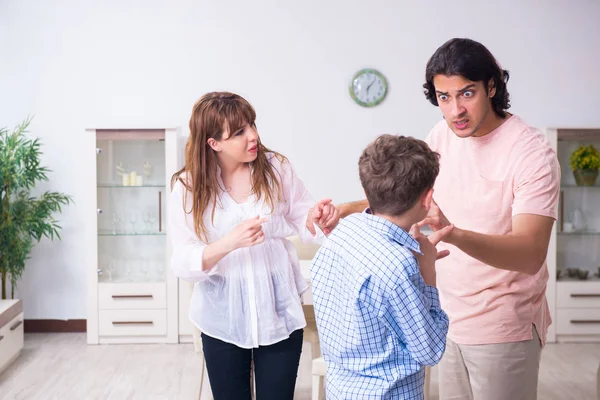 Conflitto familiare con marito, moglie e figlio — Foto Stock