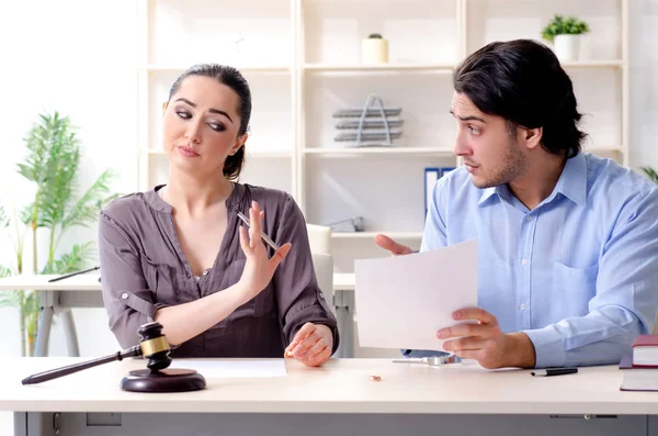 Giovane famiglia nel concetto di divorzio matrimoniale — Foto Stock