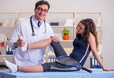 Erkek doktor spor sakatlığıyla ilgileniyor.