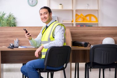 Ofiste çalışan genç erkek mimar.