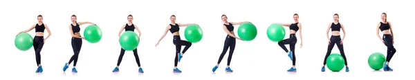 Mladá žena s míčkem cvičení na bílé — Stock fotografie