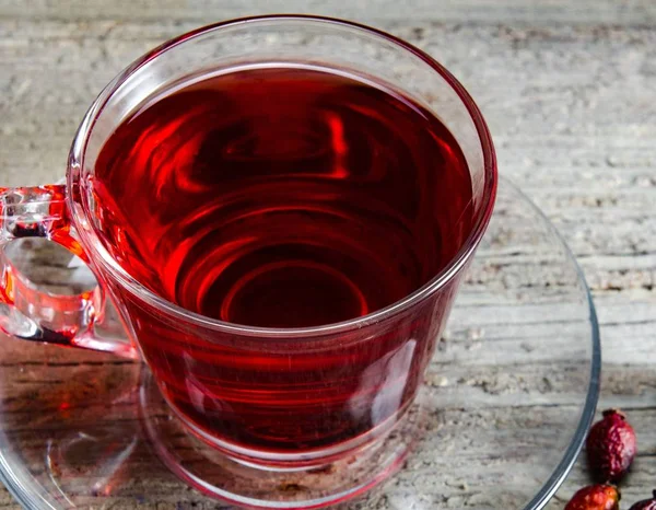 Le thé aux fruits dans la tasse servie sur la table — Photo