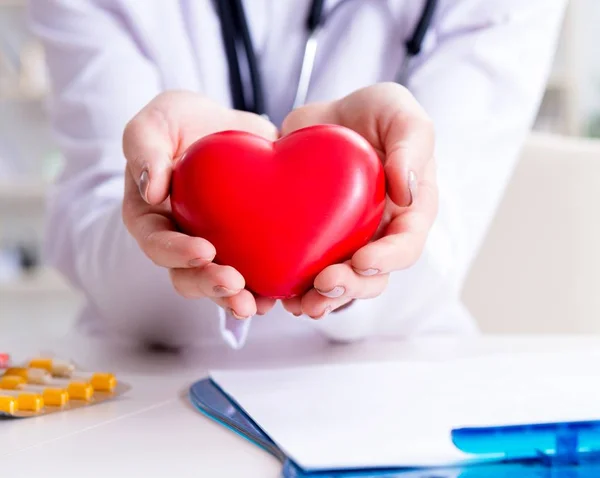 Läkare kardiolog med rött hjärta på sjukhuset — Stockfoto