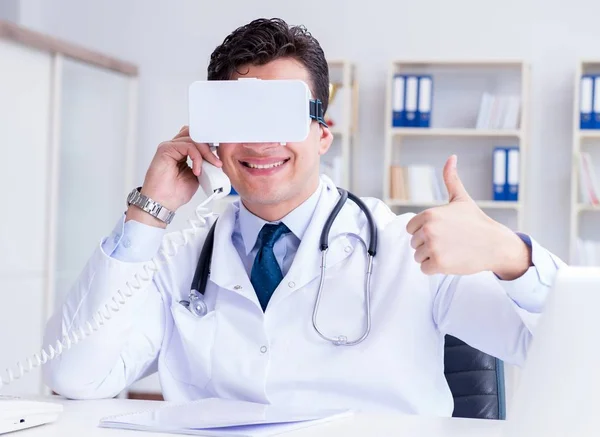 Joven médico con auriculares de realidad virtual vr trabajando en el offi —  Fotos de Stock